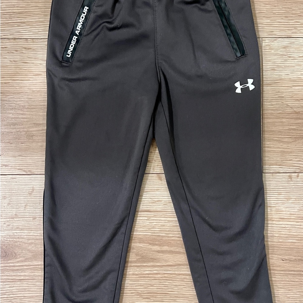 Under Armour Dark Gray Joggers W/zipper Pockets Boys 3T *Slightly Used*
